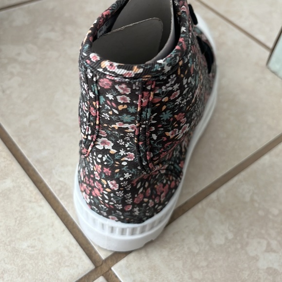 SO® Dragonfruit Women's Ankle Boots
by SO - Picture 4 of 7